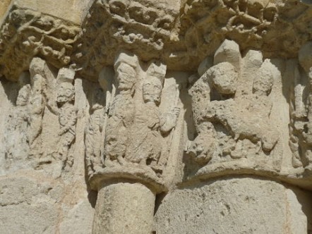 Détail du portail de l'église de Saint-Christophe des Bardes, 12ème siècle